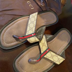 Men’s Gucci signature flip flops